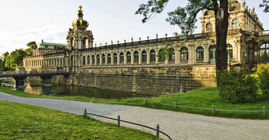 Dresden: Smile Tour with Prosecco - A 105-minute Smile Tour that hits Dresden’s biggest names