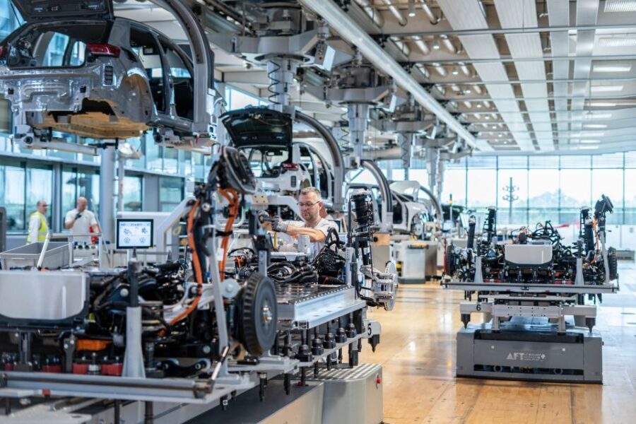 Dresden: Tour of VW's Transparent Factory with breakfast - Dresden’s VW Glass Factory: Part Architecture, Part Workshop