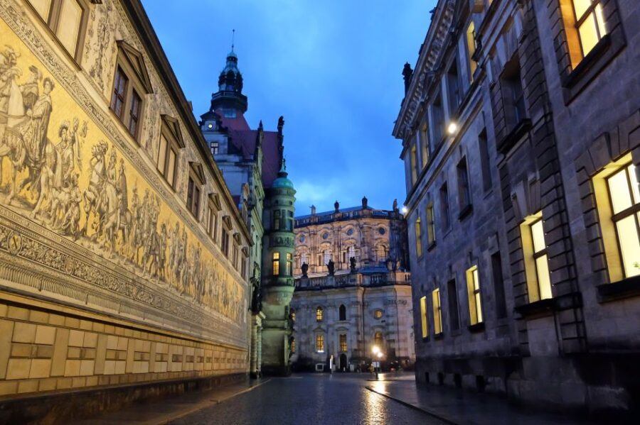 Dresden with a touch of Xmas: English small group tour - Start at Schlossplatz by the Elbe: Getting Your Bearings Fast
