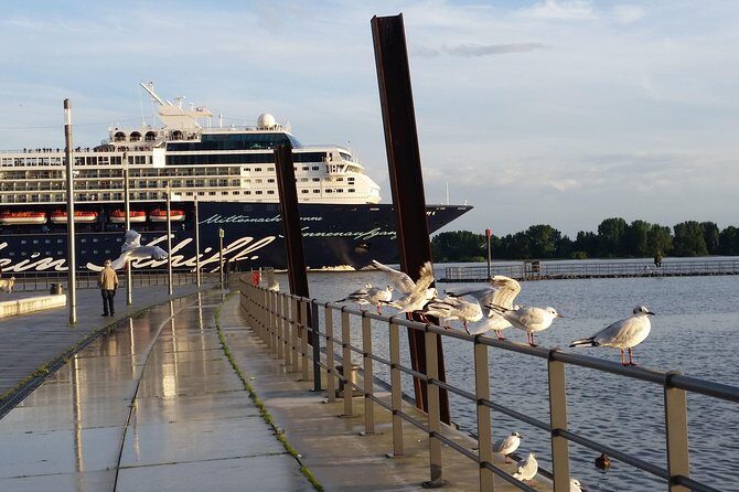 Driverguide Tour Hamburg - Blankeneser Treppenviertel: Stairs, Views, and No Big-Bus Problem