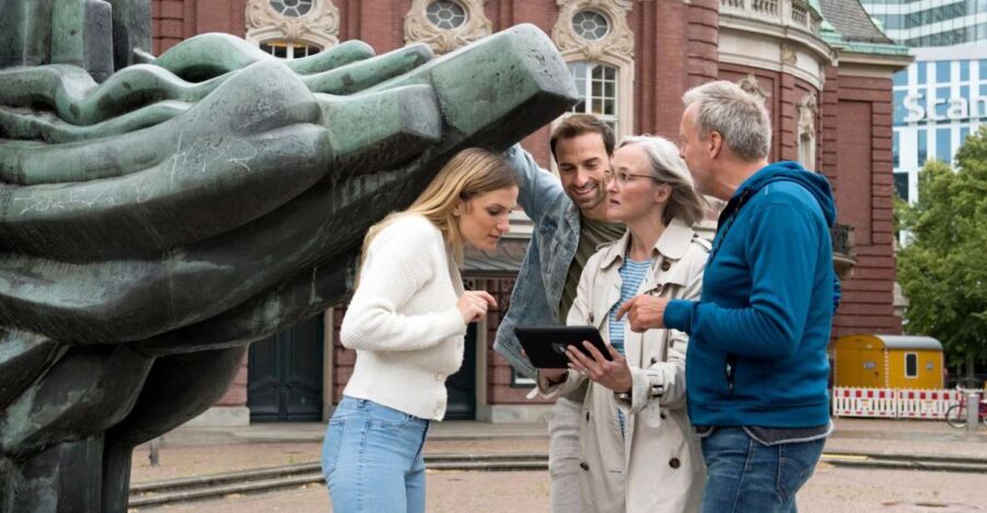 Düsseldorf-Carlstadt: Outdoor Escape Game with Game Master - The iPad System and Live Chat: How the Game Actually Runs