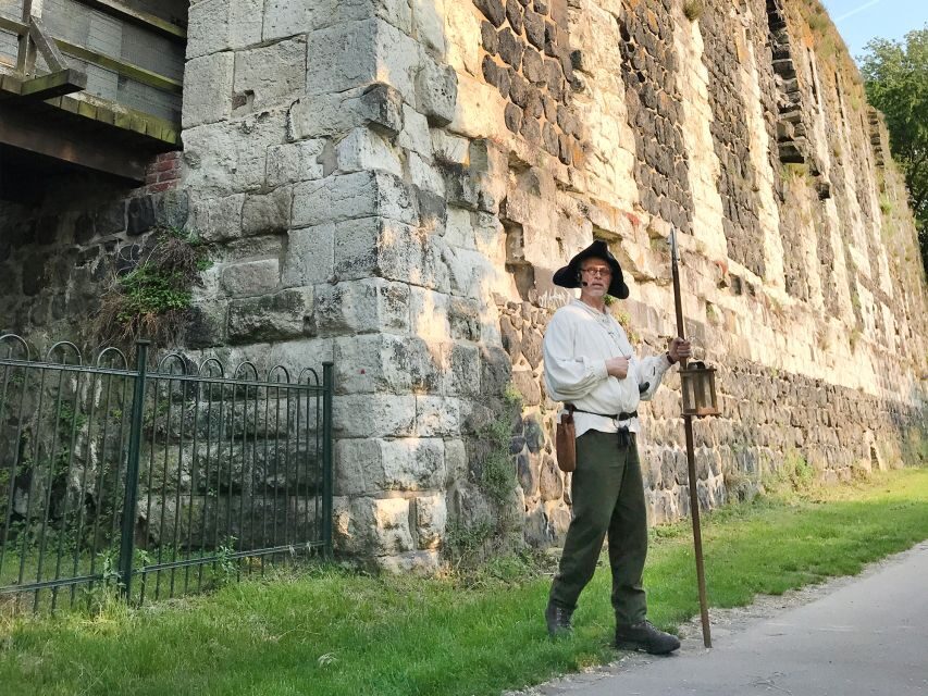 Düsseldorf: Guided Night Watchman Tour through Kaiserswerth - Meeting the night watchman at the Tonhalle monument