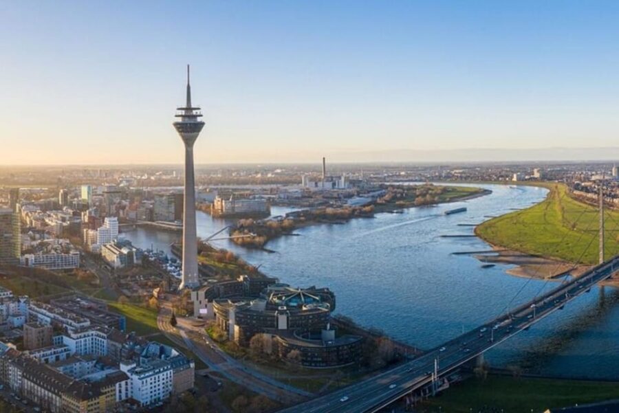 Dusseldorf : Highlights Walking tour with A Guide - How the 2 hours feel: enough to get oriented, not enough to slow everything down