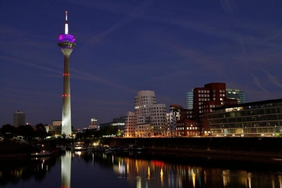Dusseldorf : Highlights Walking tour with A Guide - Kunsthalle Düsseldorf: modern art with context (not museum wandering)