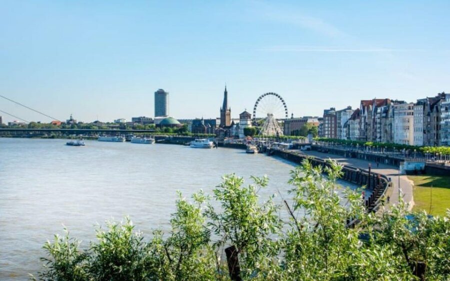 Düsseldorf: In a nutshell - the 60 minutes tour - The included pork roll: simple street food, big impact