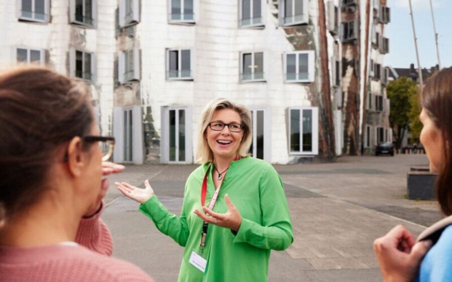 Düsseldorf: MedienHafen Tour - Gehry’s twisted buildings: why the shape feels like motion