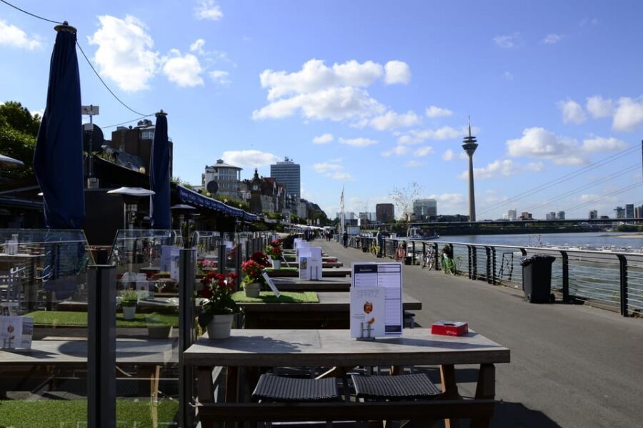 Düsseldorf: Old town and banks of Rhine - heart and lifeline - Rheinuferpromenade: Rhine riverbank breathing room and photo time