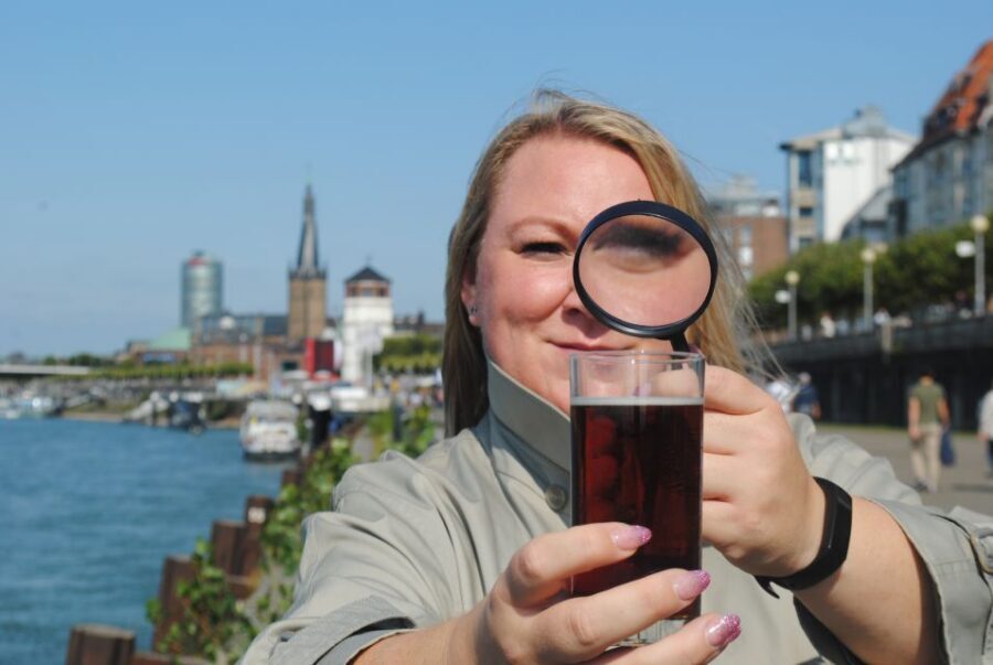 Düsseldorf: Old Town Interactive Crime Tour with actor - How Puzzles and Clue-Decryption Shape Your Walk