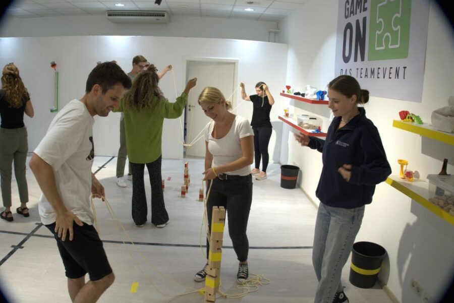 Düsseldorf: The Ultimate Team event (3 rooms - 9 games) - Your group setup: private groups up to 24, with up to 72 people at once