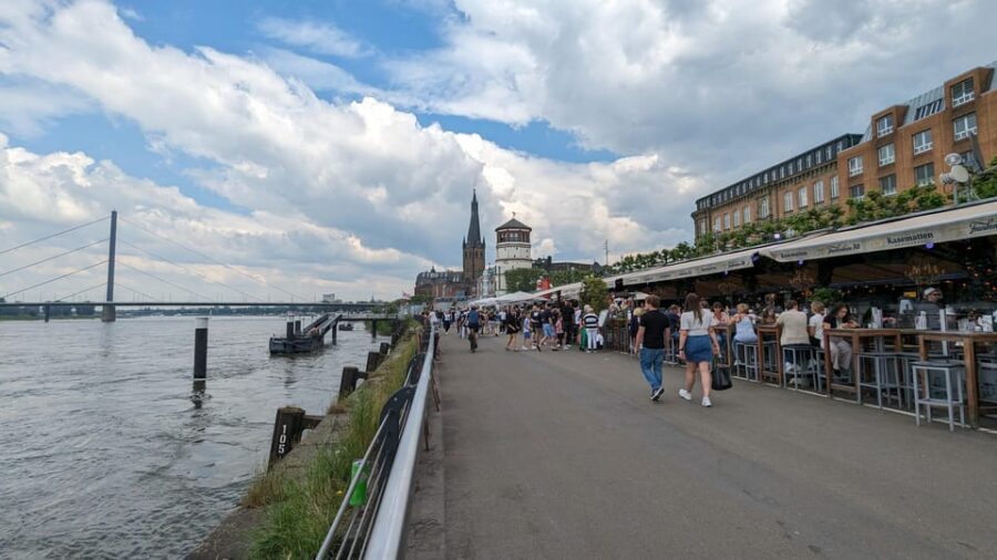 Düsseldorf: Tipping based - Old Town Walking Tour - From luxury boulevard to market energy