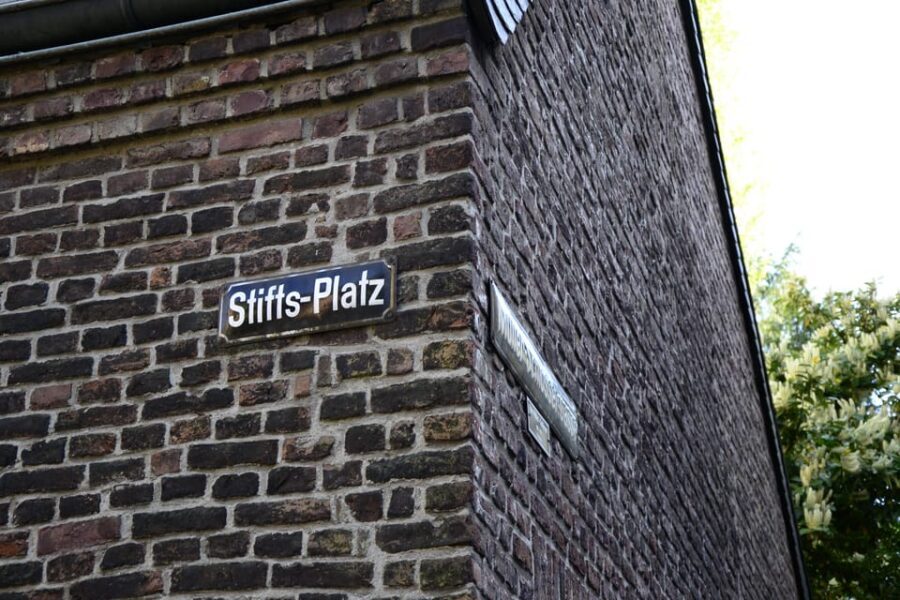 Düsseldorf: Tipping based - Old Town Walking Tour - Language, group flow, and what to expect from the guide