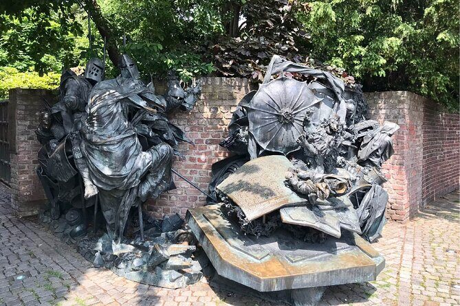 Düsseldorf Walking Tour: Explore Top Sights & Hidden Gems - Guides, Pace, and Why Humor Helps You Remember the City