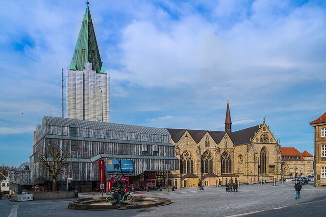 e-Scavenger hunt Paderborn: Explore the city at your own pace - Market square art and architecture: Neptune Fountain, von Spee, and the town hall