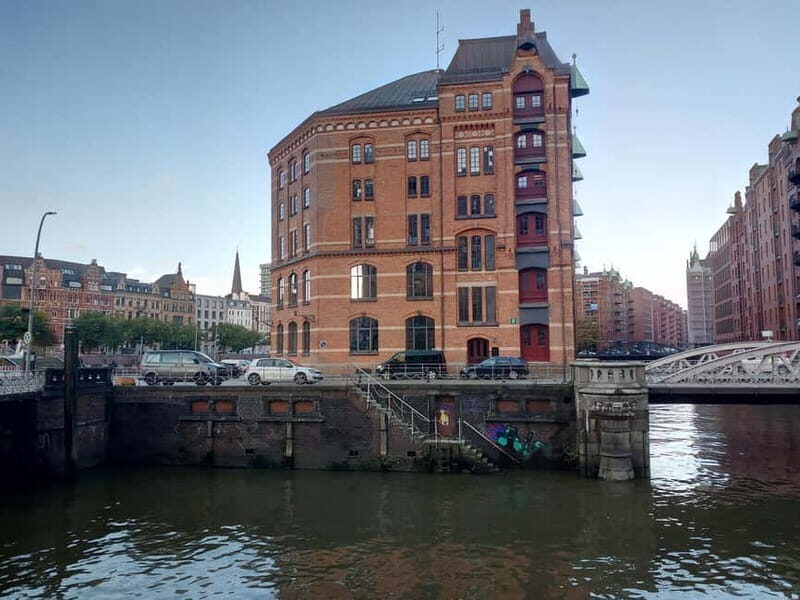 El Tesoro de Hamburgo: Tú decides cuánto pagar al final. - Walking the bridges and canal-side paths