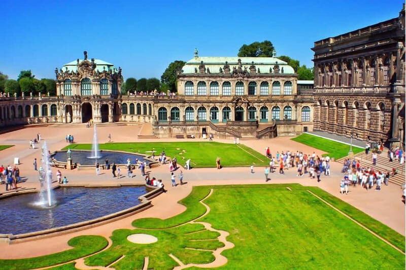 Elbfloren: Historical city tour - Theater Square finale: Semper Opera House and the cathedral