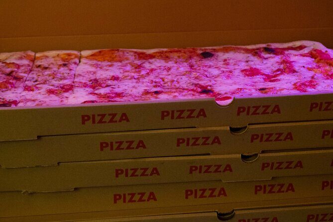 English Comedy Show with Pizza and Shots in Central Berlin - The Venue Feel: Friendly International Crowds and a Simple Setup