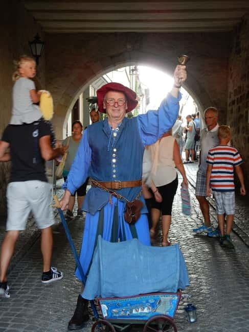 Erfurt: On the road with the bridge builder. Walking tour with anniversary tasting. - A 700-year-old bridge walk with Master Schwalbe