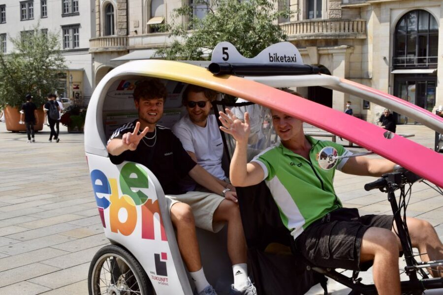 Erfurt: Private Guided Classic Old Town E-Rickshaw Tour - Krämerbrücke: the tour’s crowning stop with half-timbered flair