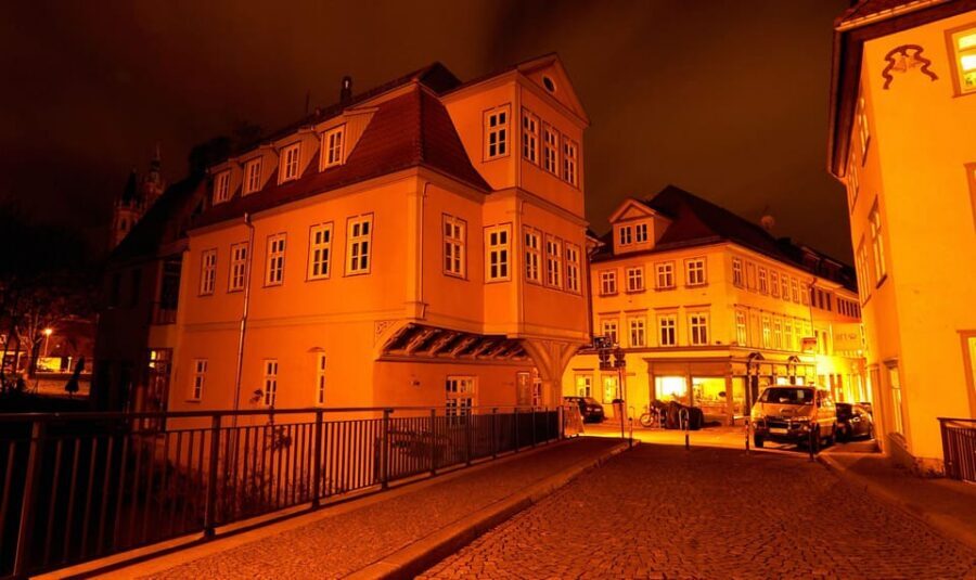Erfurt: With Night Watchman Schwalbe through the Old Town, including tasting - The tasting stop: truffles with Peruvian jungle chocolate and a 40% herbal clear