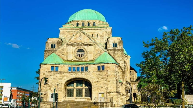Essen: Express Walk with a Local in 60 minutes - Essen Minster: the first big landmark and what to look for