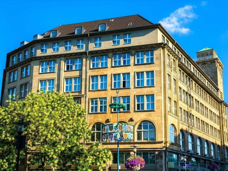 Essen: Express Walk with a Local in 60 minutes - Glockenspiel in the center: where everyday life shows up