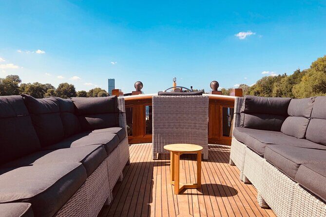 Evening aperitif tour aboard the motor yacht Fitzgerald - Reichstag drive-by: the Bundestag since 1999 from your moving vantage point