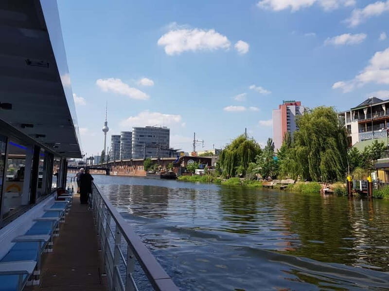 Evening Boat Tour 1.5 hour with our solarcatamaran - The Spree in the evening: why the quiet ride is the main attraction