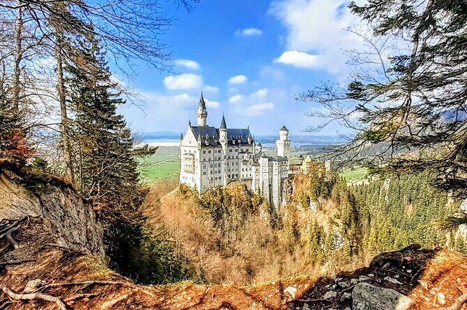 EXCLUSiVE SKIP-THE-CROWDS Neuschwanstein and Linderhof Castle Tour from Munich INCL. TICKETS - Approaching Hohenschwangau and Neuschwanstein: Tickets and the Viewpoint Game Plan