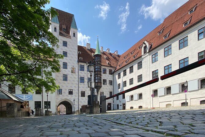 Fall in Love with Munich in a Private Old Town Walking Tour - Marienplatz: Fischbrunnen, sausage stories, and the Glockenspiel finale