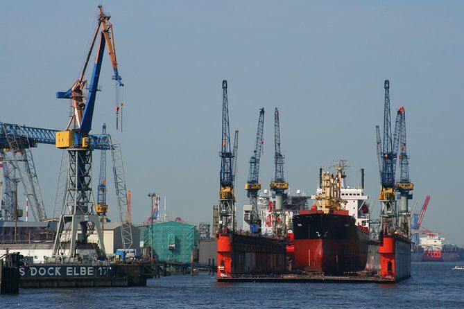 Family tour - the port for children - Stop 3: HafenCity waterfront—old cranes in modern spaces
