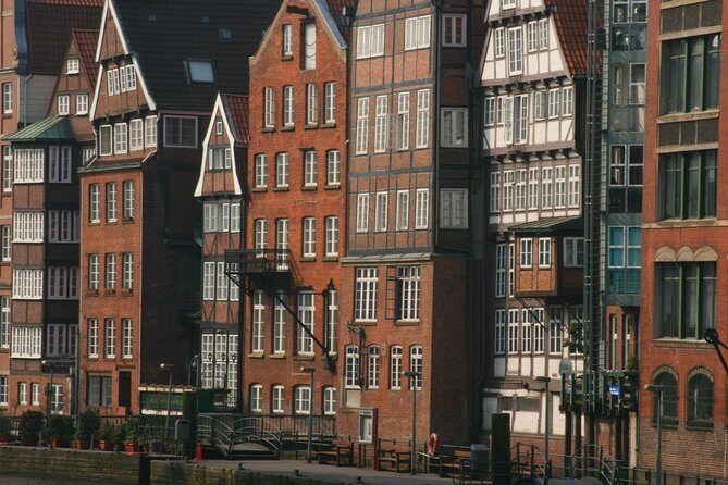 Family tour - the port for children - Stop 1: Elbphilharmonie by the water (and a quick “wow”)