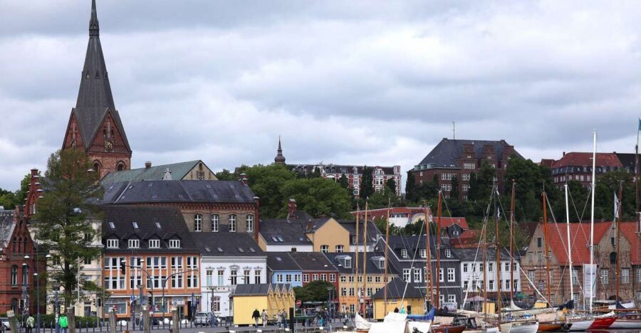 Flensburg: Private Guided Walking Tour - Starting outside Saint Nikolai Church to orient your brain