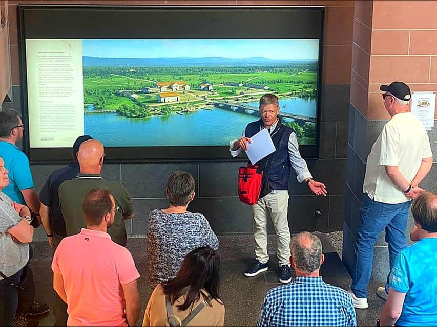 Frankfurt: Discover the heart of Frankfurt - a city tour in German - Art and courtyards near Schirn: Saalgasse, Schirn Art Gallery, and visual rhythm