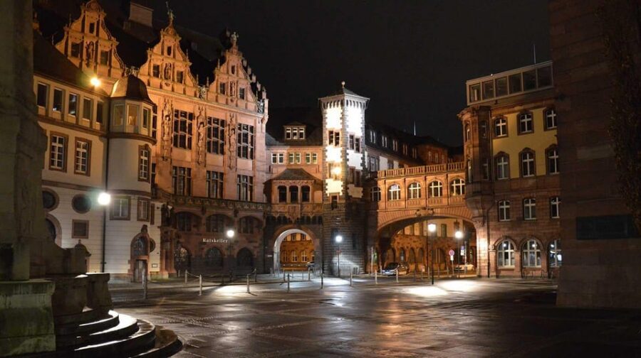 Frankfurt: Discover the heart of Frankfurt – a city tour in Russian - Crossing the Main: Eiserner Steg and the Museumsufer mindset