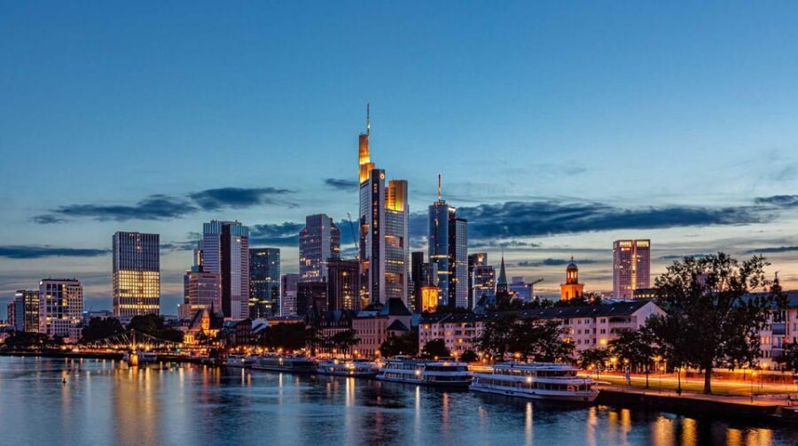 Frankfurt: Discover the heart of Frankfurt – a city tour in Russian - Schirn, Saalgasse, and the alley logic behind Frankfurt’s layout