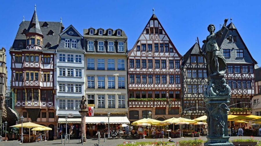 Frankfurt: Discover the heart of Frankfurt – a city tour in Russian - Römerberg and Römer: the medieval square that still runs the city