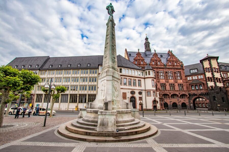 Frankfurt: Express Walk with a Local in 60 minutes - Römerberg square: the old core you can feel