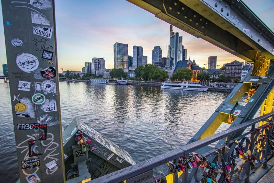 Frankfurt: Express Walk with a Local in 60 minutes - Meeting at St Paul’s Church: where the story begins