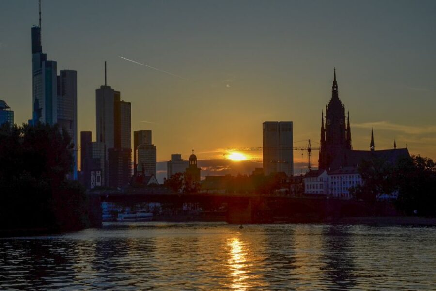 Frankfurt: Guided Bike Tour - Wallanlagen and the opera landmarks: a green pause with skyline payoff