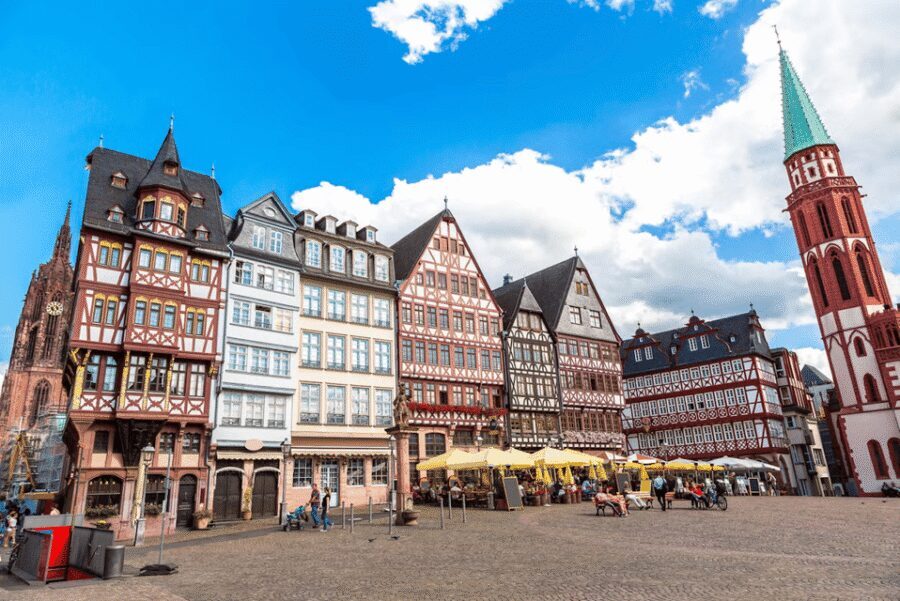 Frankfurt: Guided tour of Frankfurt - Crossing into the financial district without losing the plot