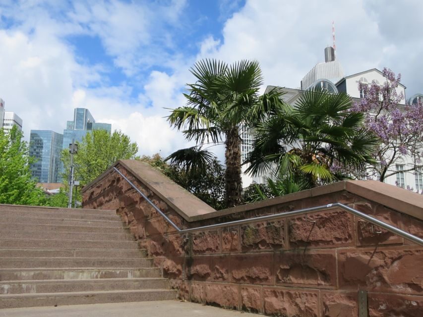 Frankfurt: Guided walk between palm trees and skyline - Key highlights to look for on this walk
