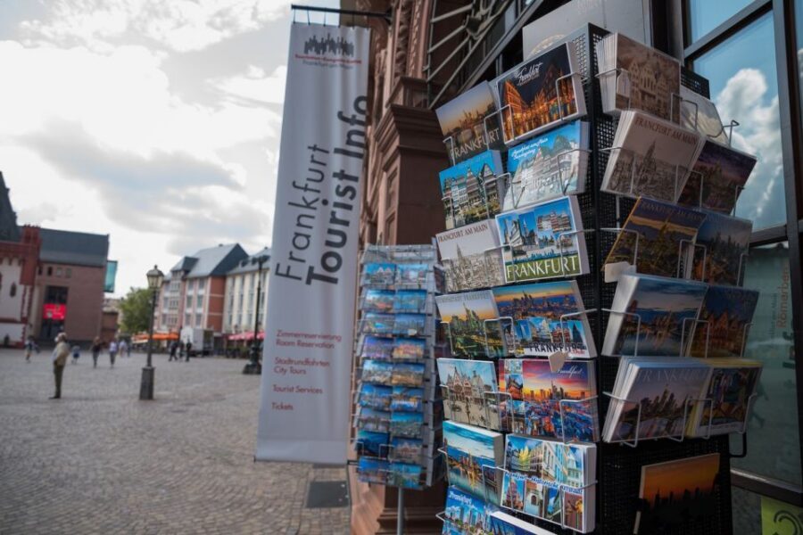 Frankfurt: Guided walk between palm trees and skyline - Where the palm trees and skyline meet in “Mainhattan”