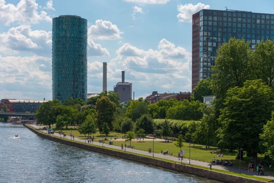 Frankfurt: Guided walk between palm trees and skyline - Kaisersaal in the Römer: a history stop that’s more than a checkbox