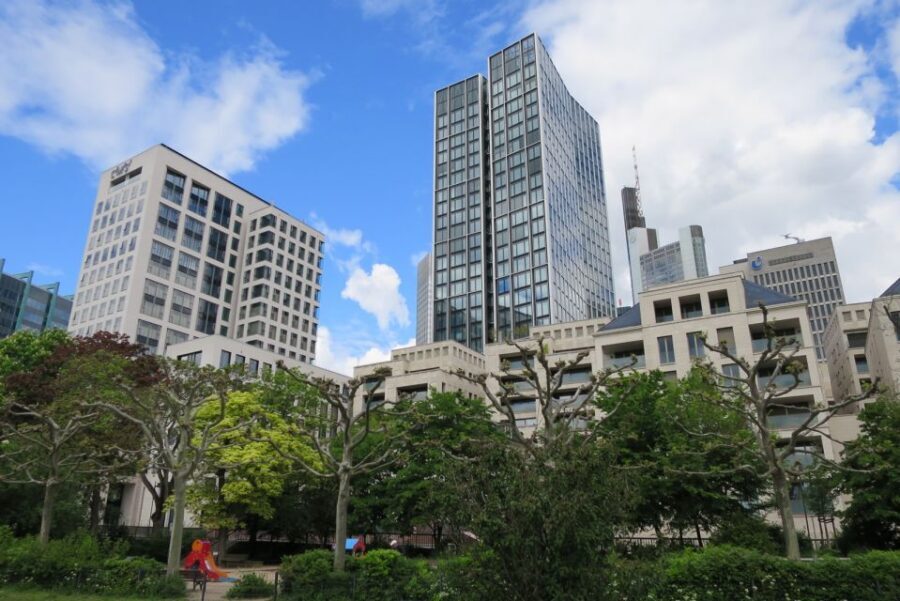 Frankfurt: Guided walk between palm trees and skyline - Alte Oper Frankfurt and the Euro-Sculpture: tradition meets the modern