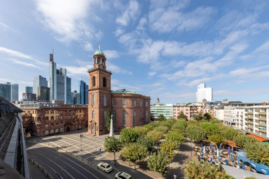 Frankfurt: Highlights and New Old Town English-Language Tour - Where the tour begins: Römerberg and the feeling of being in the center