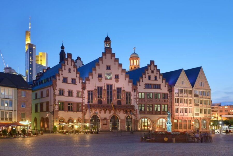 Frankfurt: Highlights and New Old Town English-Language Tour - The Römer and Römerberg: medieval city power in one concentrated block