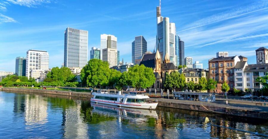 Frankfurt: Main Tower with Tickets and Guided Old Town Tour - Main Tower on the 55th Floor: What You’ll Actually See