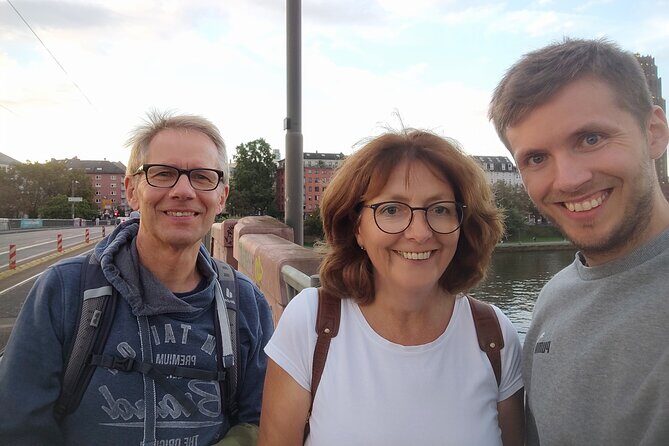Frankfurt Old Town & Emperors: City Game & Walking Tour - Mobile app logistics: make the setup painless