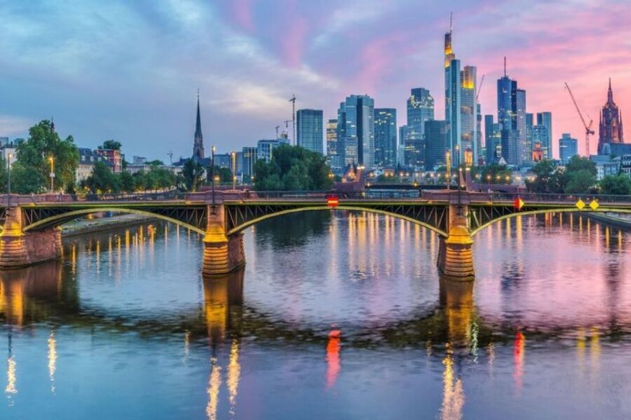 Frankfurt: Private custom tour with a local guide - Eating suggestions built into the route