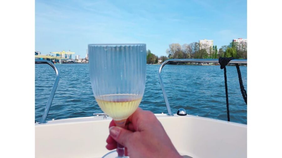 Frankfurt: Private Skyline Sightseeing Boat Tour - Welcome Drink + Photo-Friendly Pace = Less Stress